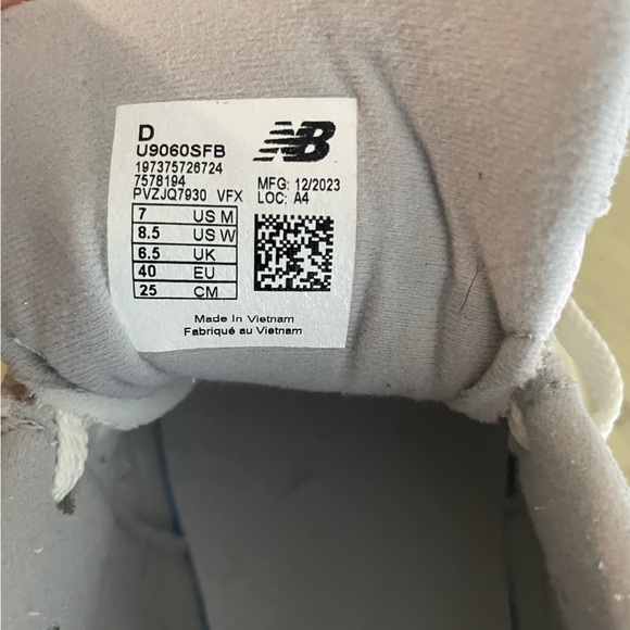 New Balance® Unisex 9060
Sneakers W Size 8.5 Pink
Granite Silver Metallic $150 - Picture 11 of 13